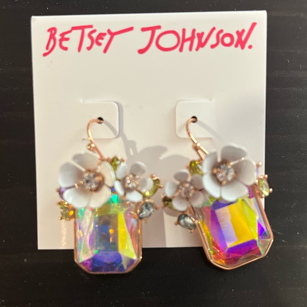 BRAND NEW Betsey Johnson Flower Earrings 🌸